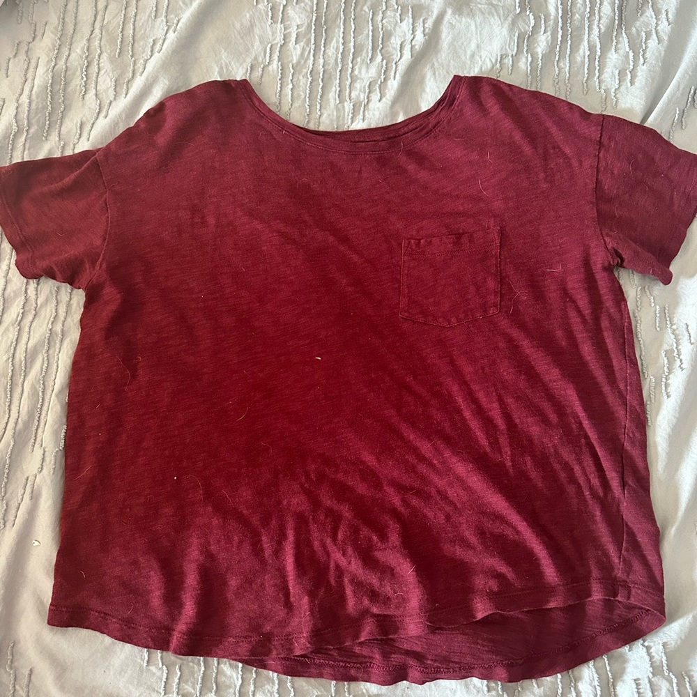 maroon old navy t shirt